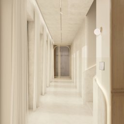 Eco Klima Mateusz Lipiński - Elegancki korytarz w odcieniach beżu z subtelnym oświetleniem. Długie, zwiewne zasłony po lewej stronie i minimalistyczne lampy ścienne po prawej.