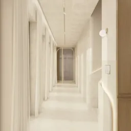 Elegancki korytarz w odcieniach beżu z subtelnym oświetleniem. Długie, zwiewne zasłony po lewej stronie i minimalistyczne lampy ścienne po prawej.