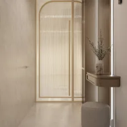 Beżowe wnętrze: przeszklona ściana z łukiem, drewniana szafa z półką, pufa. Minimalistyczny design, ciepłe światło, subtelna elegancja.