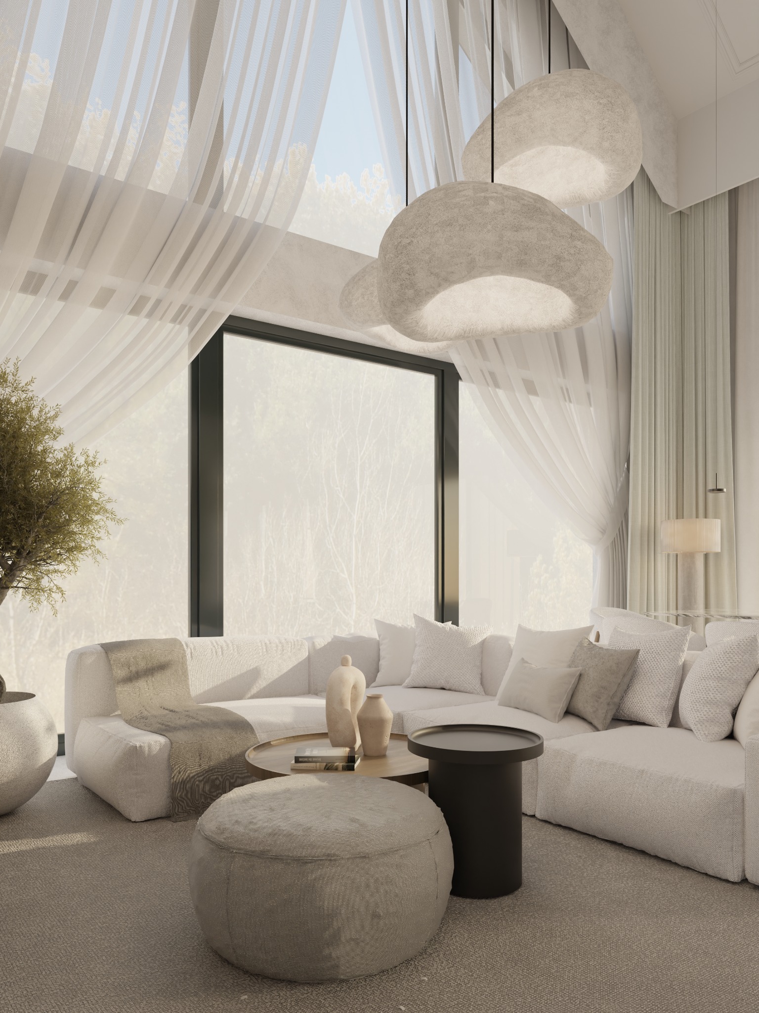 Jasne wnętrze salonu z dużym oknem, białymi zasłonami i sofą. Nad sofą wiszą trzy designerskie lampy. W tle widoczne drzewa za oknem.