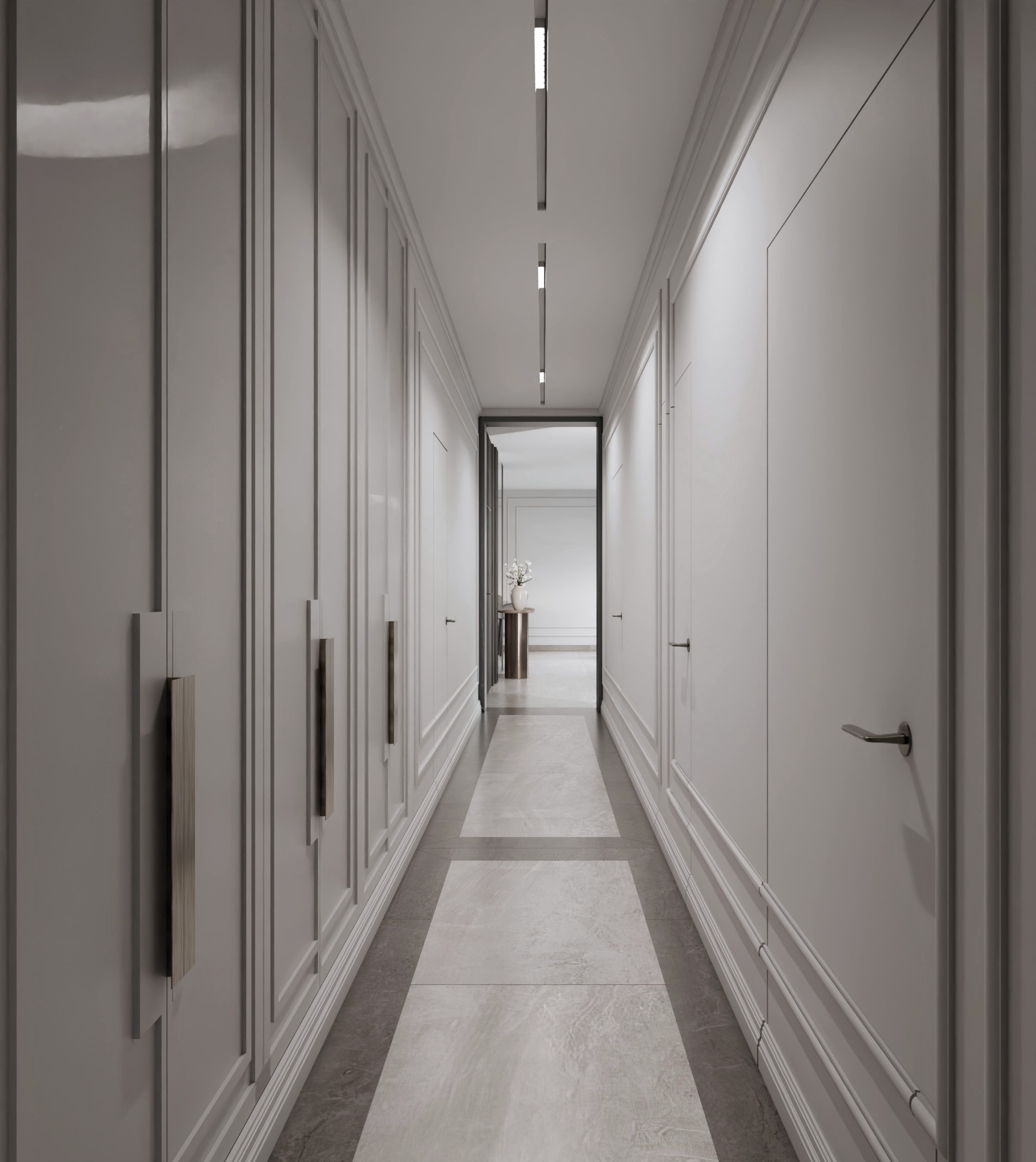 Elegancki korytarz w neutralnej kolorystyce z panelami ściennymi, marmurową podłogą i minimalistycznym oświetleniem. W głębi widoczny stolik z wazonem kwiatów.