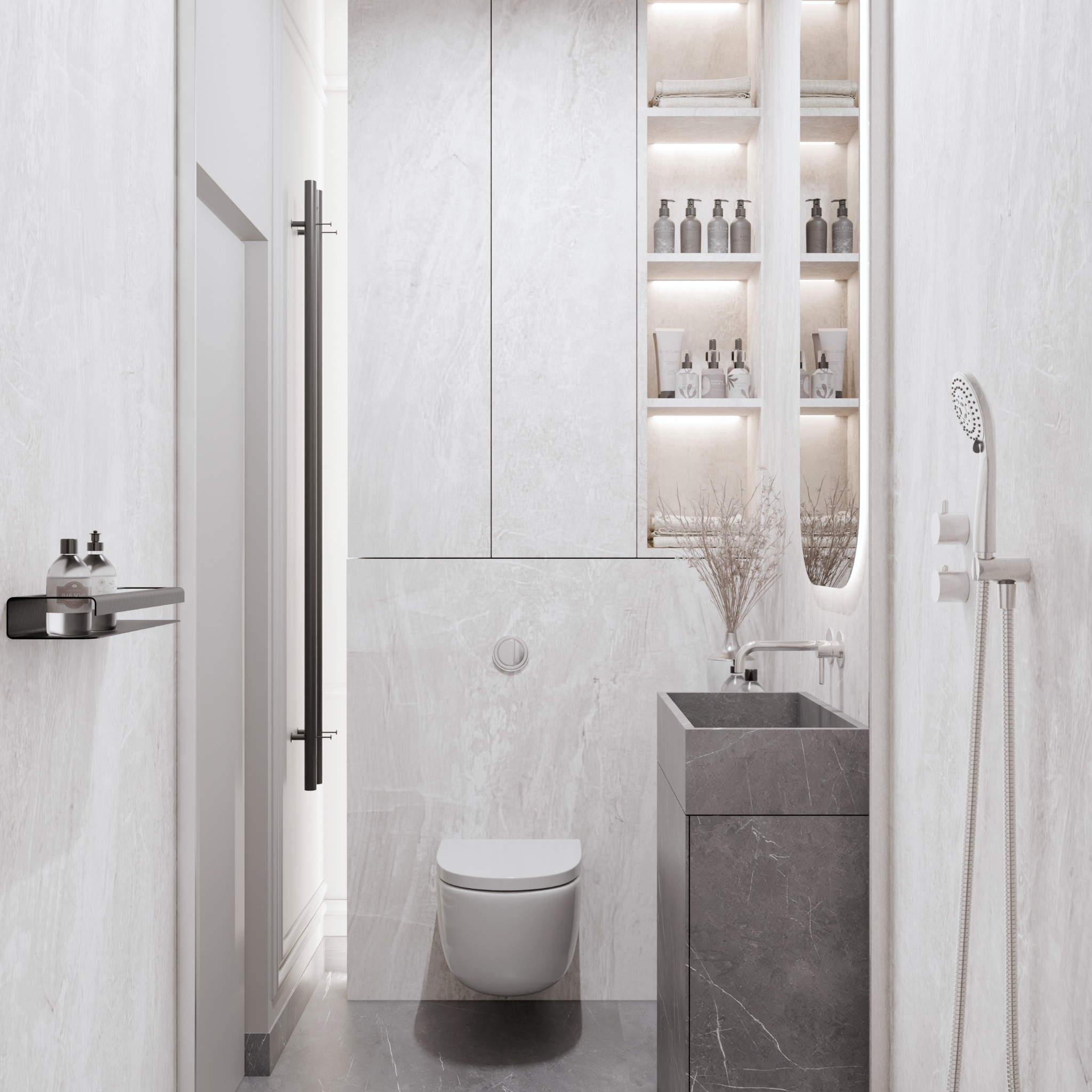 Elegancka łazienka w odcieniach bieli i szarości. Marmurowe wykończenie ścian, wisząca toaleta, umywalka z szafką z ciemnego marmuru. Oświetlone półki z akcesoriami.