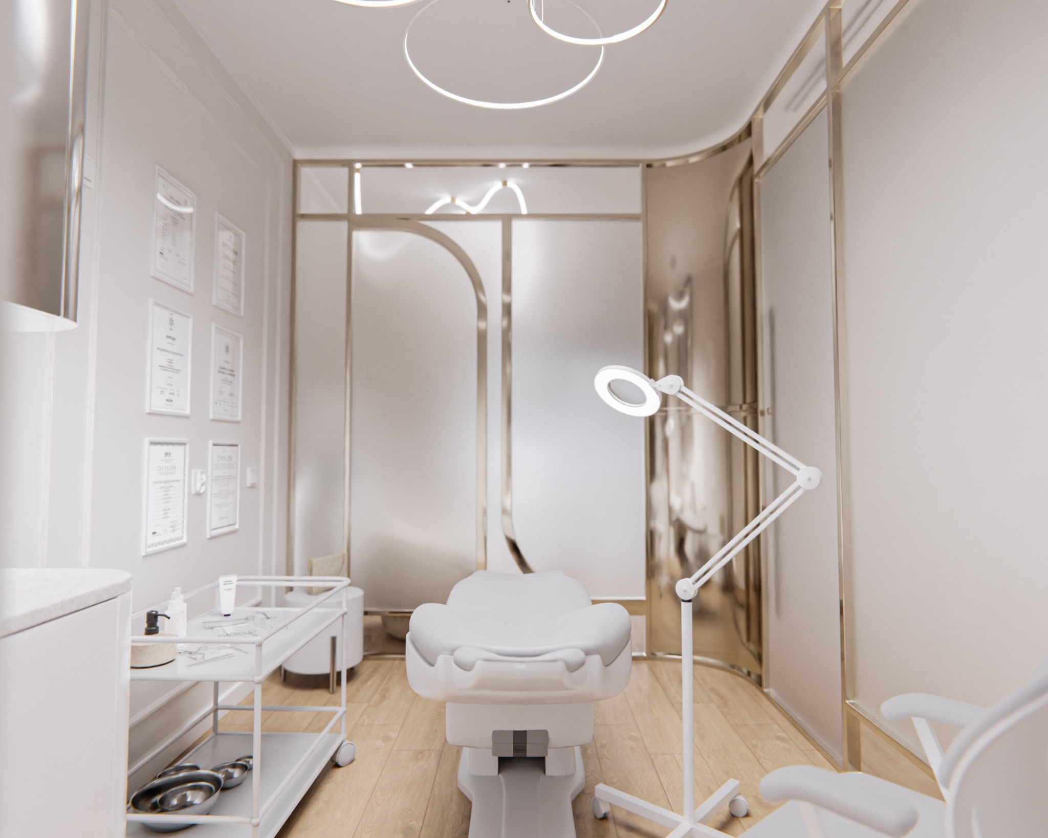 Jasne wnętrze gabinetu kosmetycznego z regulowanym fotelem, lampą powiększającą i ścianą z certyfikatami. Minimalistyczny design z akcentami złota.