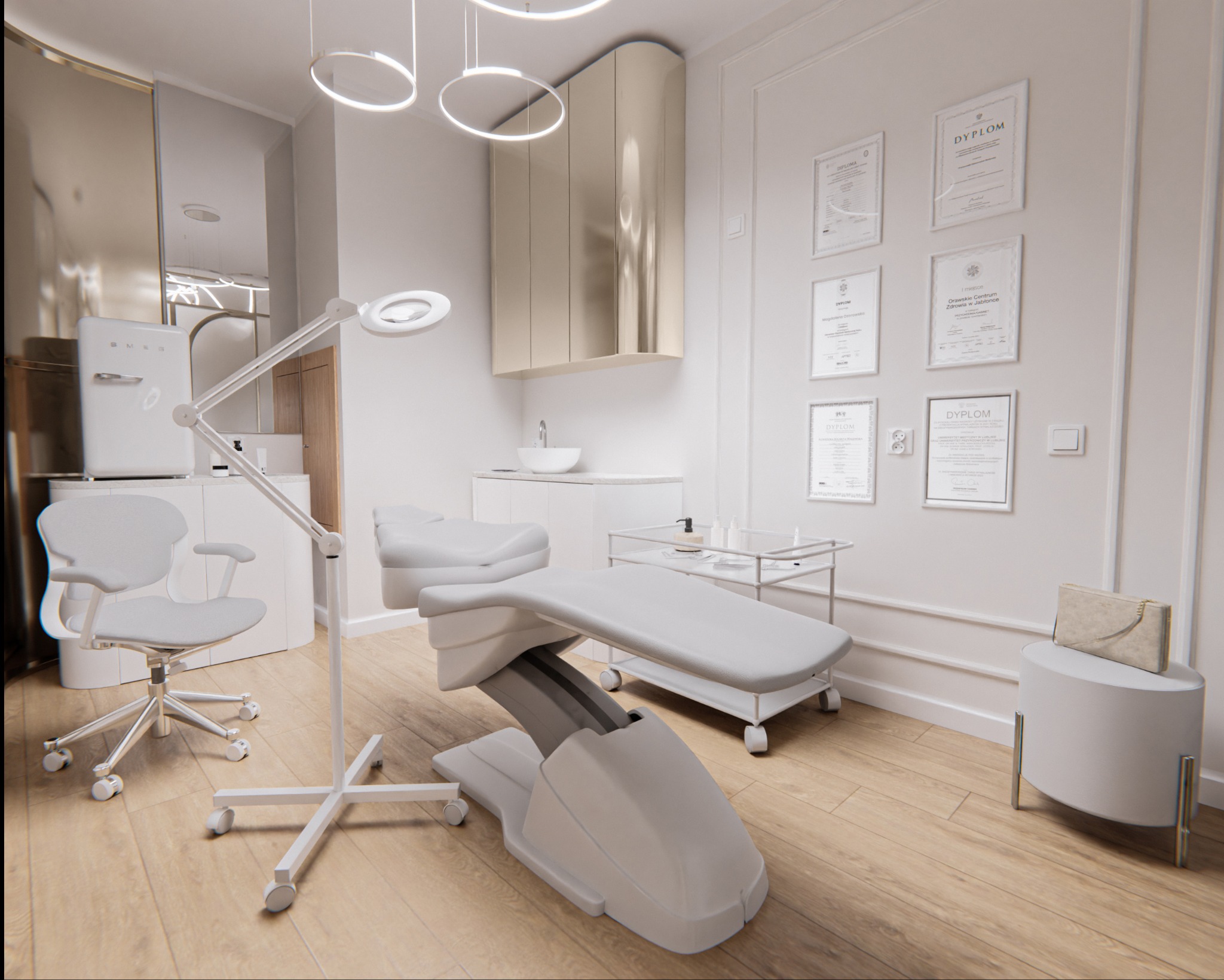 Jasne wnętrze gabinetu kosmetycznego z fotelem zabiegowym, lampą powiększającą i dyplomami na ścianie. Minimalistyczny design z drewnianą podłogą i nowoczesnym oświetleniem.