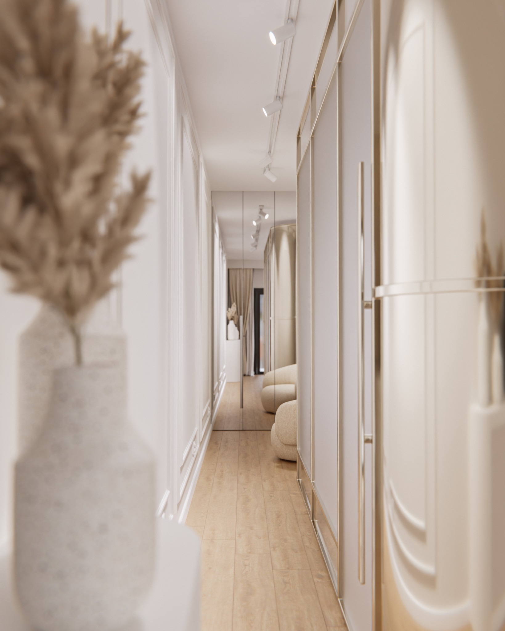 Elegancki korytarz w jasnych barwach z drewnianą podłogą, oświetleniem punktowym i dekoracyjnym wazonem z suszonymi kwiatami. W tle lustro powiększające przestrzeń.