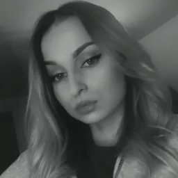 Czarno-białe zbliżenie na twarz młodej kobiety z mocnym makijażem oczu i ust, skierowana lekko w dół, z datą 13.11.2020 i ikoną serca w lewym górnym rogu.