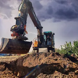 Operator w kabinie żółto-czarnej koparki Volvo, na tle burzowego nieba z błyskawicami, wykonuje wykop w ziemi.