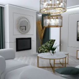 Elegancki salon z białymi meblami, okrągłym lustrem nad kominkiem i dwupoziomowym, złotym żyrandolem, uzupełniony o zasłony w odcieniach zieleni.