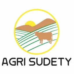 Logo Agri Sudety przedstawiające brązową krowę na tle zielonych pól, wzgórz i żółtego słońca, całość w żółtym okręgu.