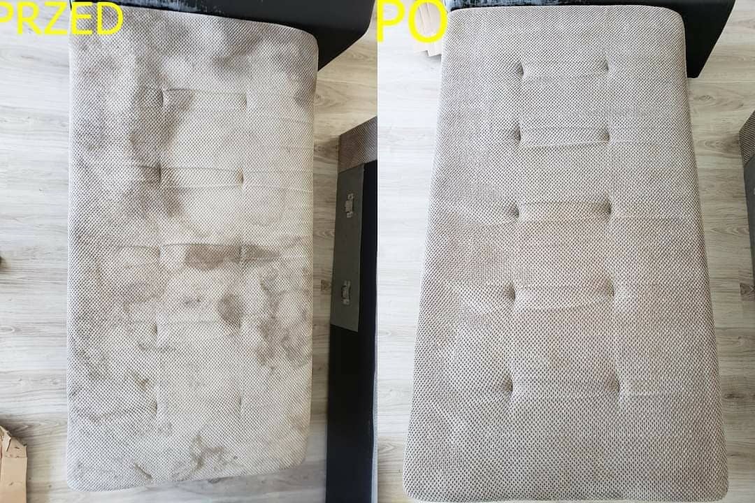 Tapicerowany podnóżek z guzikami, widok z góry, porównanie stanu przed i po czyszczeniu, widoczne plamy usunięte z tkaniny.