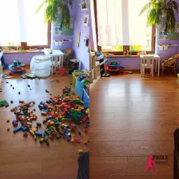 Pokój dziecięcy z fioletowymi ścianami, widoczny bałagan z zabawkami na podłodze przed i czysta podłoga po prawej stronie, ukazująca efekt porządkowania.