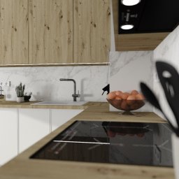 ARCHITEA. Pure Design Joanna Pura - Wizualizacja kuchni z drewnianymi szafkami górnymi, białymi szafkami dolnymi, marmurowym backsplashiem i czarną płytą indukcyjną; na blacie misa z pomarańczami i przybory kuchenne.