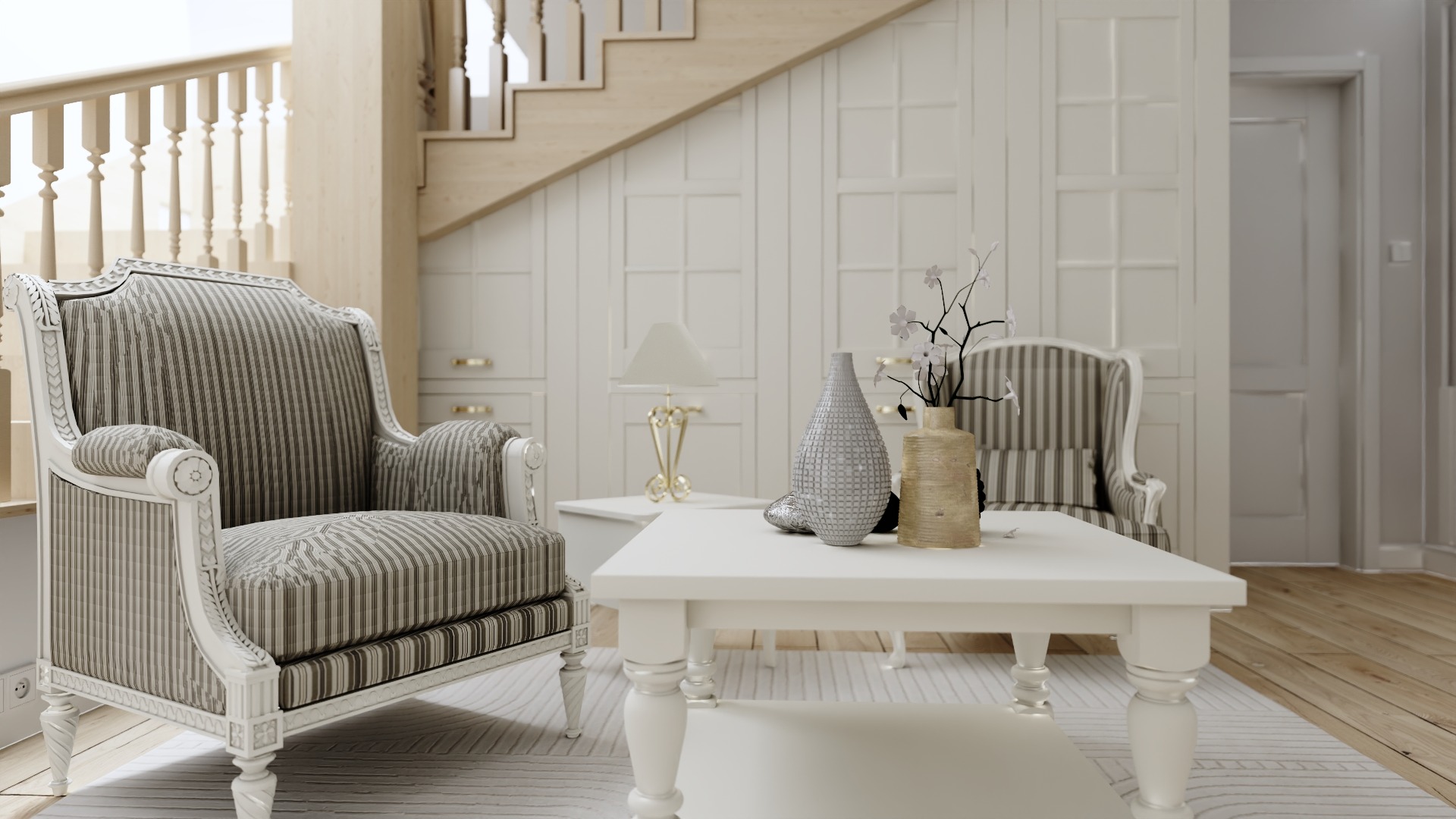 Elegancki salon w stylu klasycznym z beżowo-białymi meblami w paski, drewnianą podłogą i schodami. Na pierwszym planie biały stolik kawowy z dekoracyjnymi wazonami, a w tle dwa fotele i lampa.