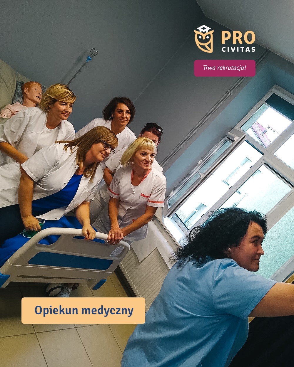 Grupa uśmiechniętych kobiet w białych fartuchach pozuje obok łóżka szpitalnego i manekina, widoczny napis 'Opiekun medyczny' i logo 'Pro Civitas' z hasłem 'Trwa rekrutacja!'