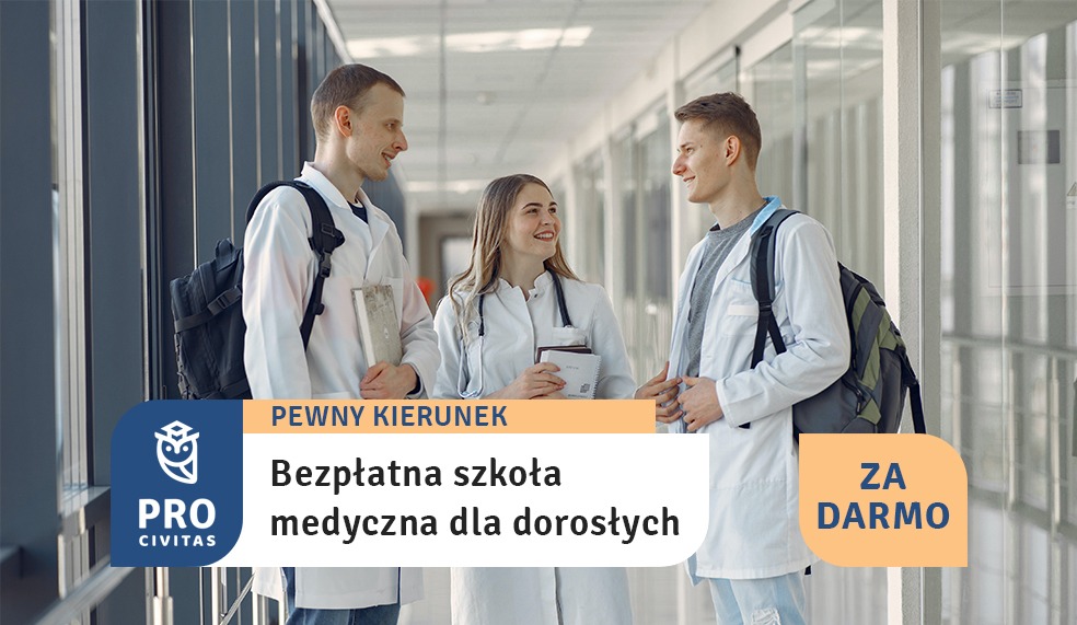 Trzech uśmiechniętych studentów medycyny w białych fartuchach, trzymających notatniki, w jasnym korytarzu szkoły medycznej.