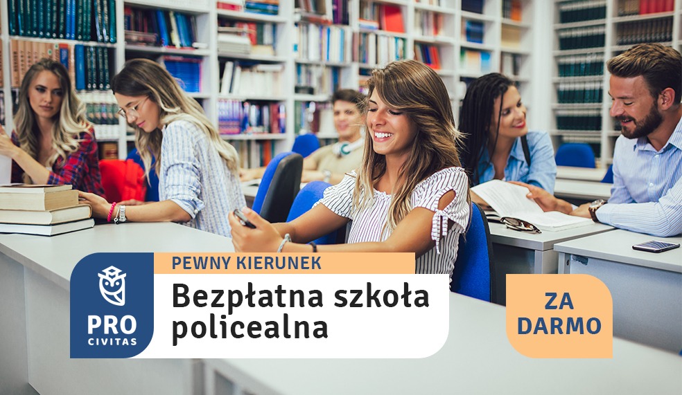 Grupa uśmiechniętych studentów siedzi przy biurkach w bibliotece, niektórzy czytają książki, inni korzystają ze smartfonów, w tle regały pełne książek.
