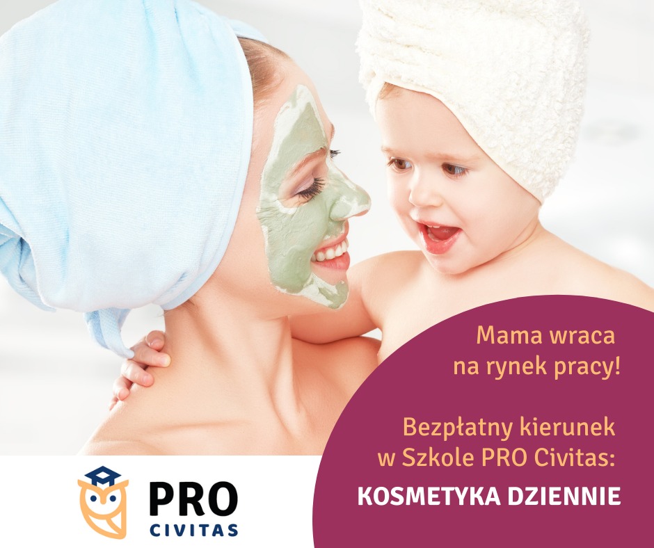 Uśmiechnięta kobieta z maseczką na twarzy i ręcznikiem na głowie, przytulająca roześmiane dziecko, oboje w ręcznikach, reklama kursu kosmetycznego.