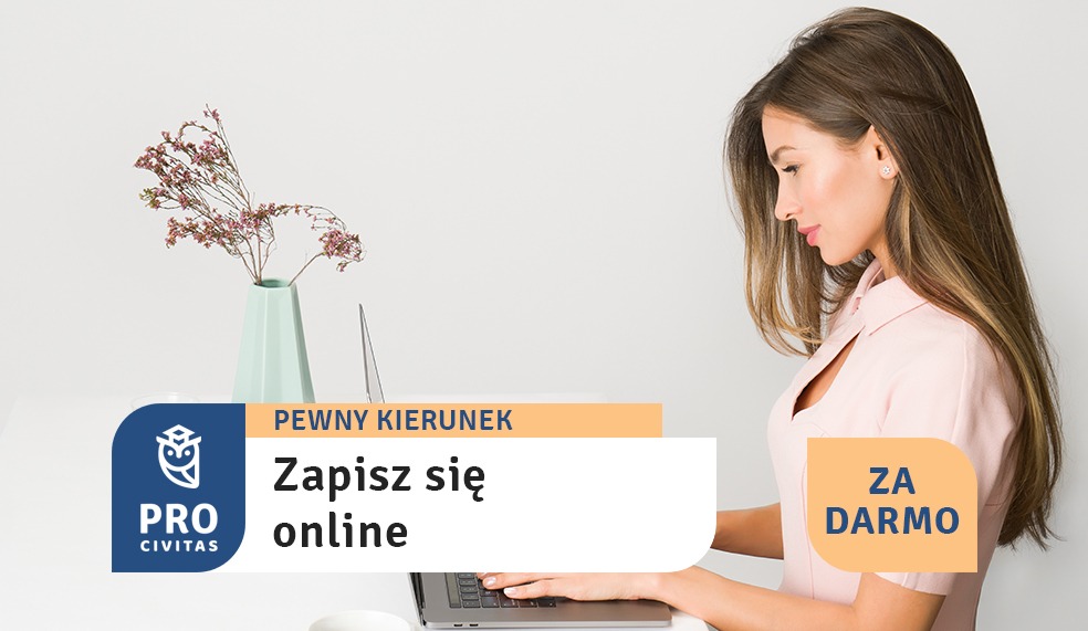 Kobieta w koszuli w odcieniu pudrowego różu, z profilu, korzysta z laptopa na białym biurku; obok w wazonie delikatne kwiaty; grafika reklamowa z napisem 'Pewny kierunek, zapisz się online, za darmo'.