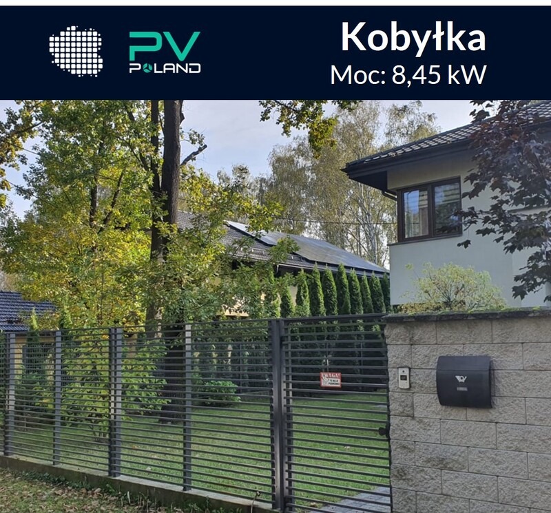 Instalacja paneli słonecznych na dachu domu jednorodzinnego w Kobylce, widok zza ogrodzenia, moc instalacji 8,45 kW.