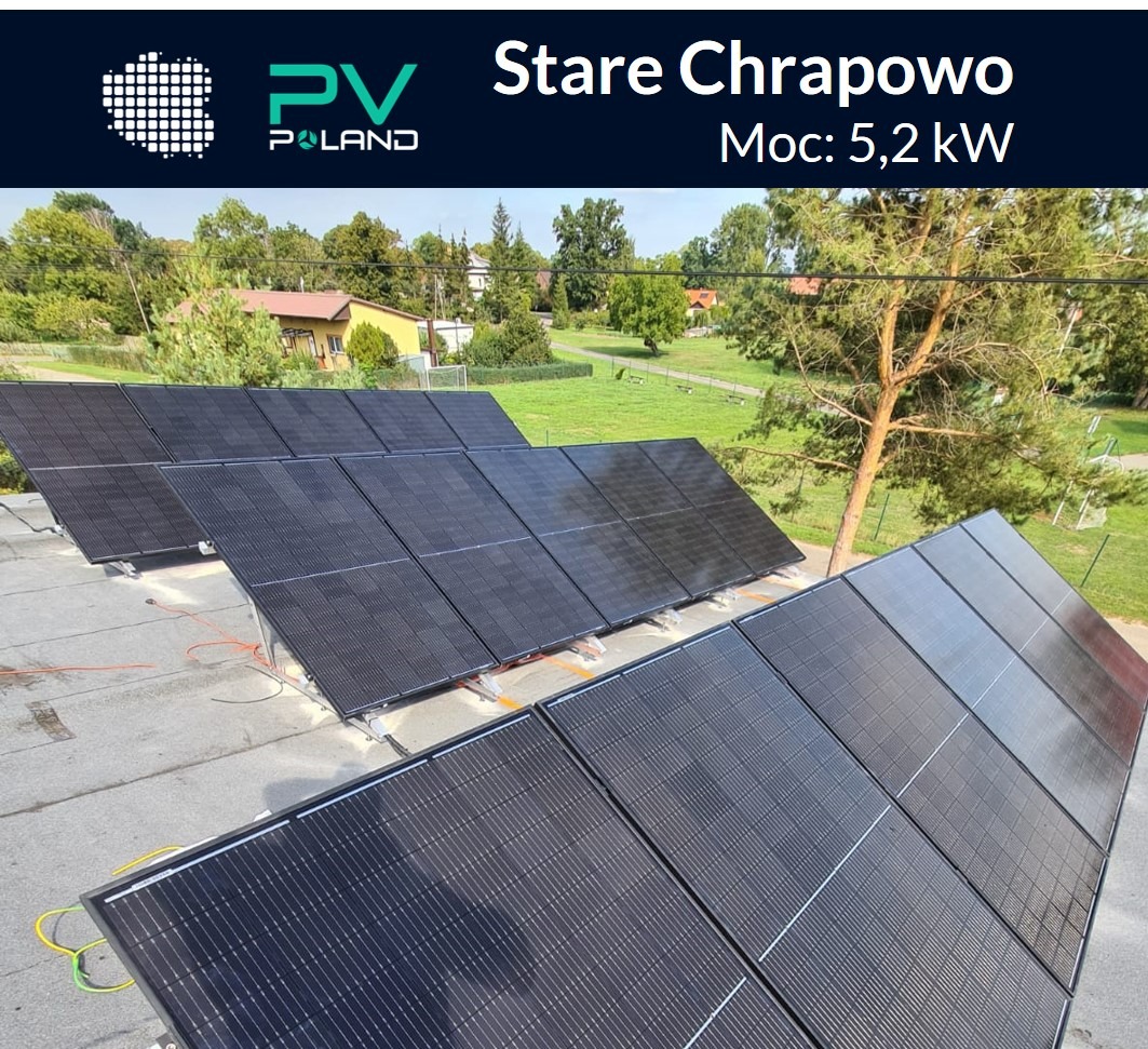 Panel słoneczny o mocy 5,2 kW zamontowany na dachu z widokiem na okoliczne drzewa i domy w Starym Chrapowie.