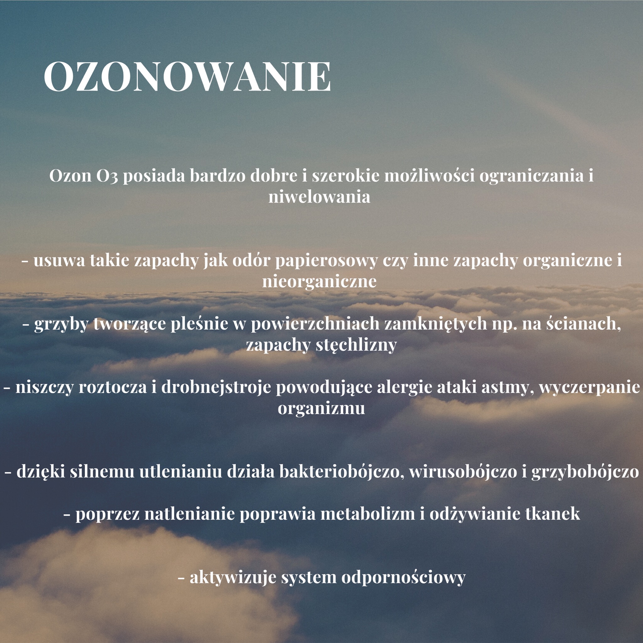 Tekst informacyjny o ozonowaniu pomieszczeń, z opisem właściwości ozonu i jego wpływu na usuwanie zapachów, grzybów, roztoczy oraz poprawę metabolizmu, na tle rozmytych chmur.