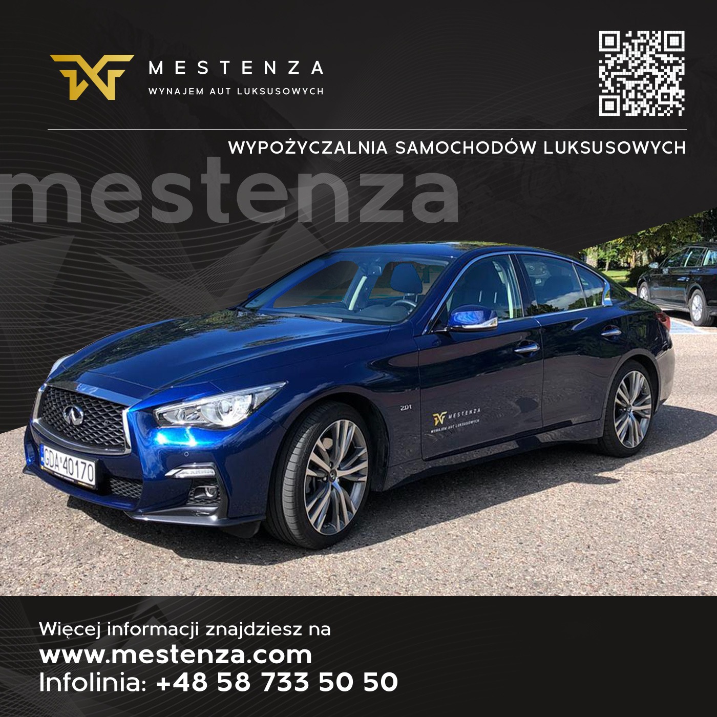 Błyszczący, granatowy sedan luksusowy marki Infiniti, zaparkowany na zewnątrz, z logo firmy widocznym na karoserii i tablicą rejestracyjną GDA 40170.