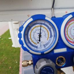 D-VENT Daniel Prusiński - Manometry pomiarowe firmy VALUE, wskazujące ciśnienie czynnika chłodniczego w instalacji klimatyzacyjnej, widoczne zawory regulacyjne i węże przyłączeniowe.