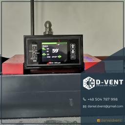 D-VENT Daniel Prusiński - Wyświetlacz kontrolera instalacji z parametrami pracy: temperatura 59 stopni, status pracy i inne dane.
