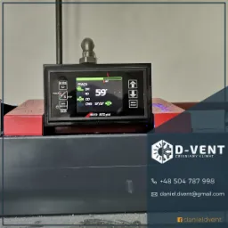 Wyświetlacz kontrolera instalacji z parametrami pracy: temperatura 59 stopni, status pracy i inne dane.