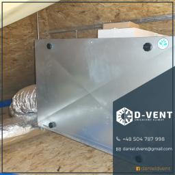 D-VENT Daniel Prusiński - Srebrna jednostka rekuperacji zainstalowana na poddaszu, widoczne elastyczne przewody wentylacyjne i drewniana konstrukcja dachu, z naklejką producenta.