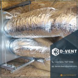D-VENT Daniel Prusiński - Dwa izolowane przewody wentylacyjne, podwieszone do stropu z płyty OSB, połączone z centralą wentylacyjną; widoczne elementy mocujące i logo firmy w prawym dolnym rogu.