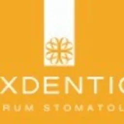Logo Luxdentica Centrum Stomatologii na pomarańczowym tle z symbolem krzyża w kwadracie.