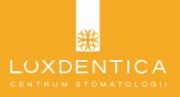 Logo Luxdentica Centrum Stomatologii na pomarańczowym tle z symbolem krzyża w kwadracie.