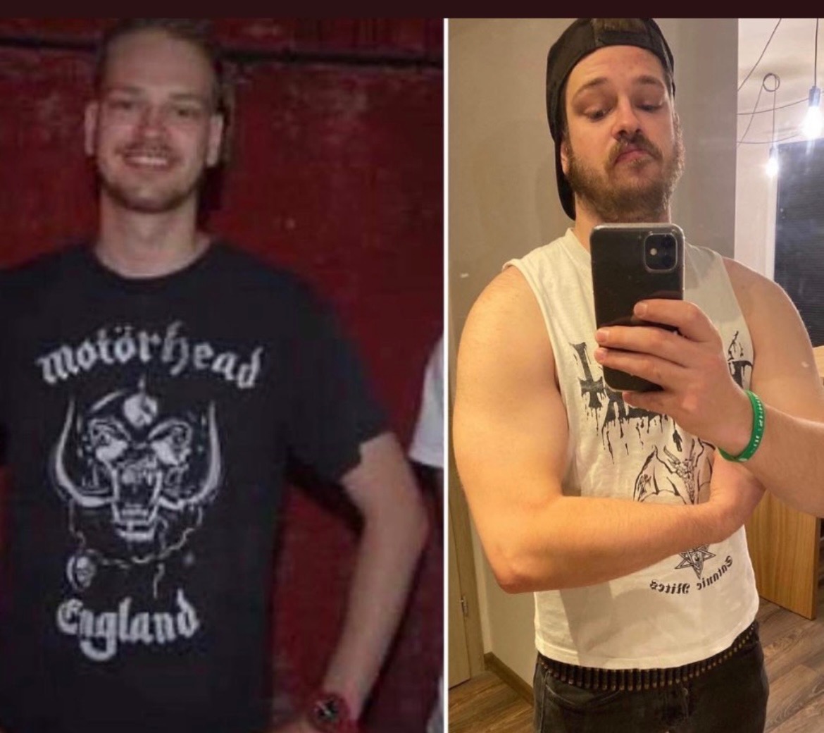 Mężczyzna prezentuje transformację sylwetki: zdjęcie po lewej stronie ukazuje szczuplejszą sylwetkę w koszulce Motorhead, po prawej stronie selfie z widocznym wzrostem masy mięśniowej i koszulką...
