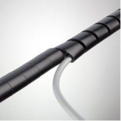 Czarna spirala ochronna owinięta wokół kabla, widoczny fragment białego przewodu wychodzącego spod spirali, gładkie tło o neutralnym odcieniu.