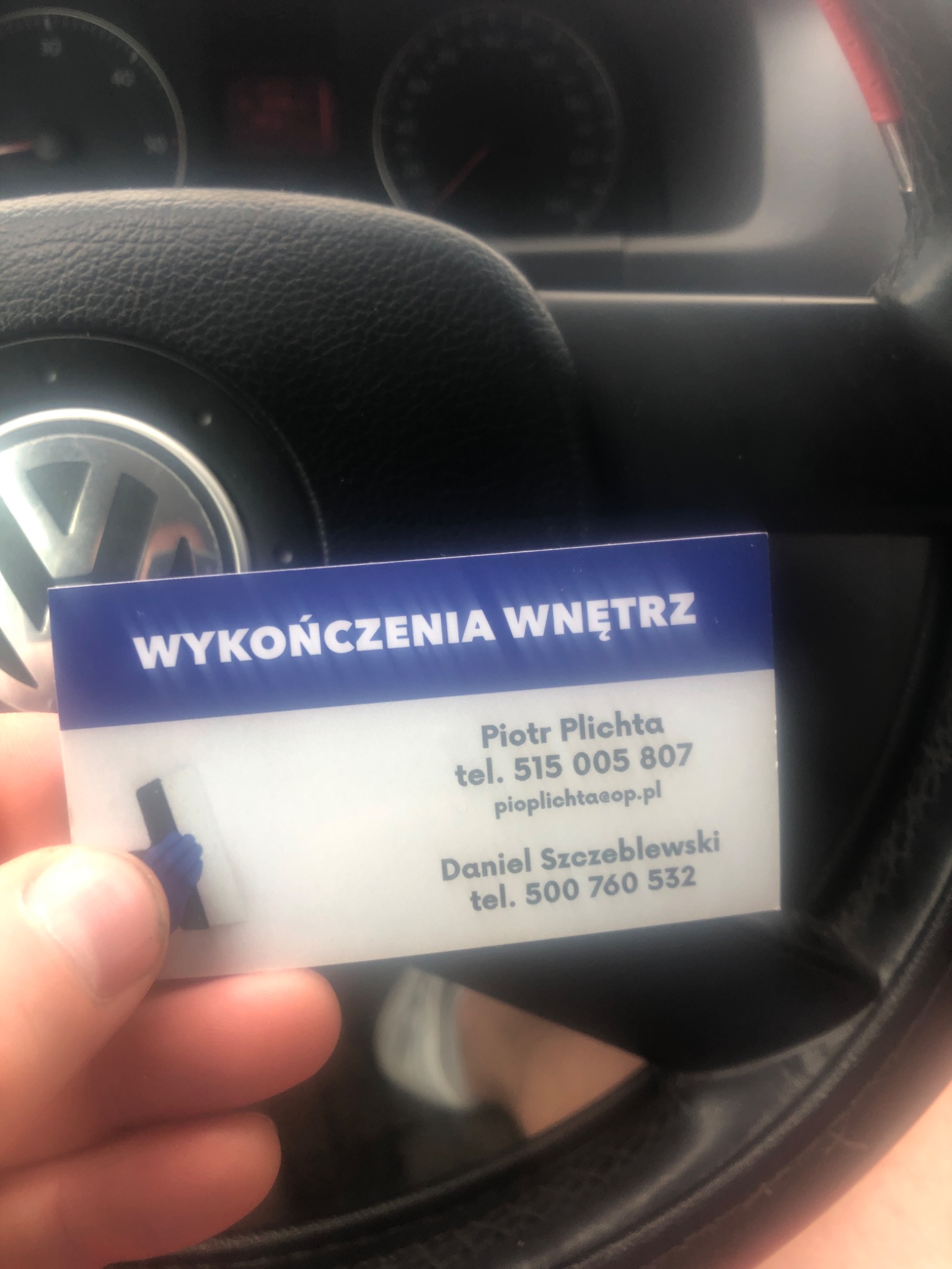 Wnętrza samochodowe z wizytówką firmy Wykończenia Wnętrz Piotr Plichta i Daniel Szczeblewski