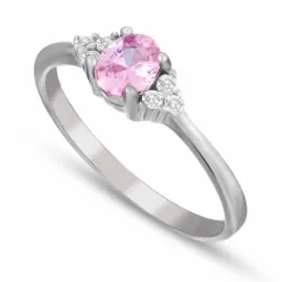 Pierścionek z białego metalu z owalnym, różowym kamieniem centralnym otoczonym klastrami mniejszych, bezbarwnych kamieni, prezentowany na białym tle.