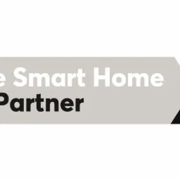 Loxone Smart Home Silver Partner logo na szaro-czarnym tle z białą gwiazdą.