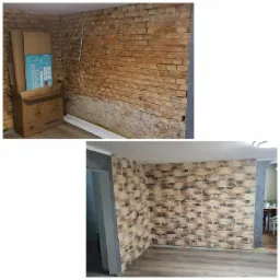 Dwa ujęcia tej samej ściany: pierwsze pokazuje surową cegłę z częściowo usuniętym tynkiem, a drugie - ścianę pokrytą dekoracyjną okładziną imitującą kamień, z wykończonymi narożnikami i listwami...