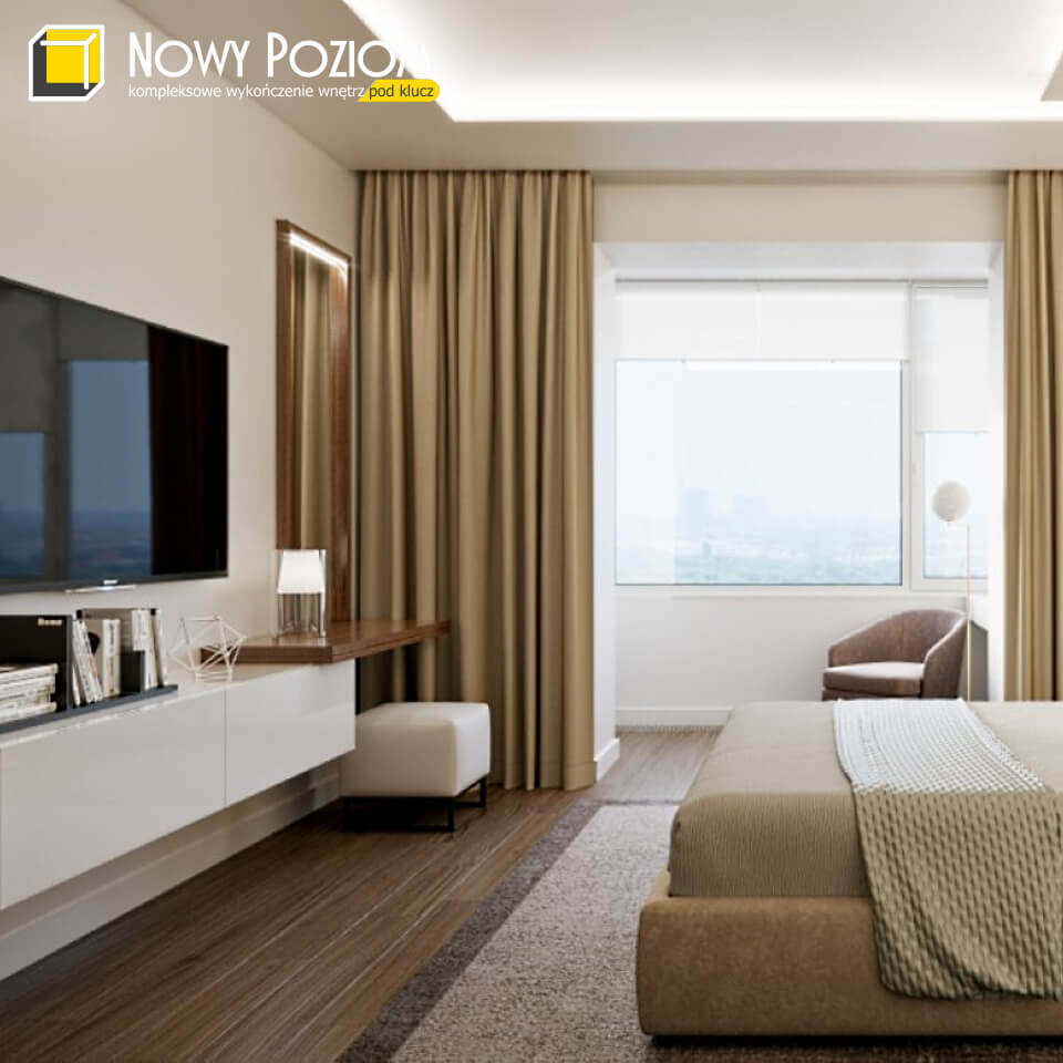 Nowoczesna sypialnia z drewnianą podłogą, beżowymi zasłonami i minimalistycznym białym stolikiem RTV pod telewizorem, uzupełniona o toaletkę z lustrem w drewnianej ramie i małą lampką.