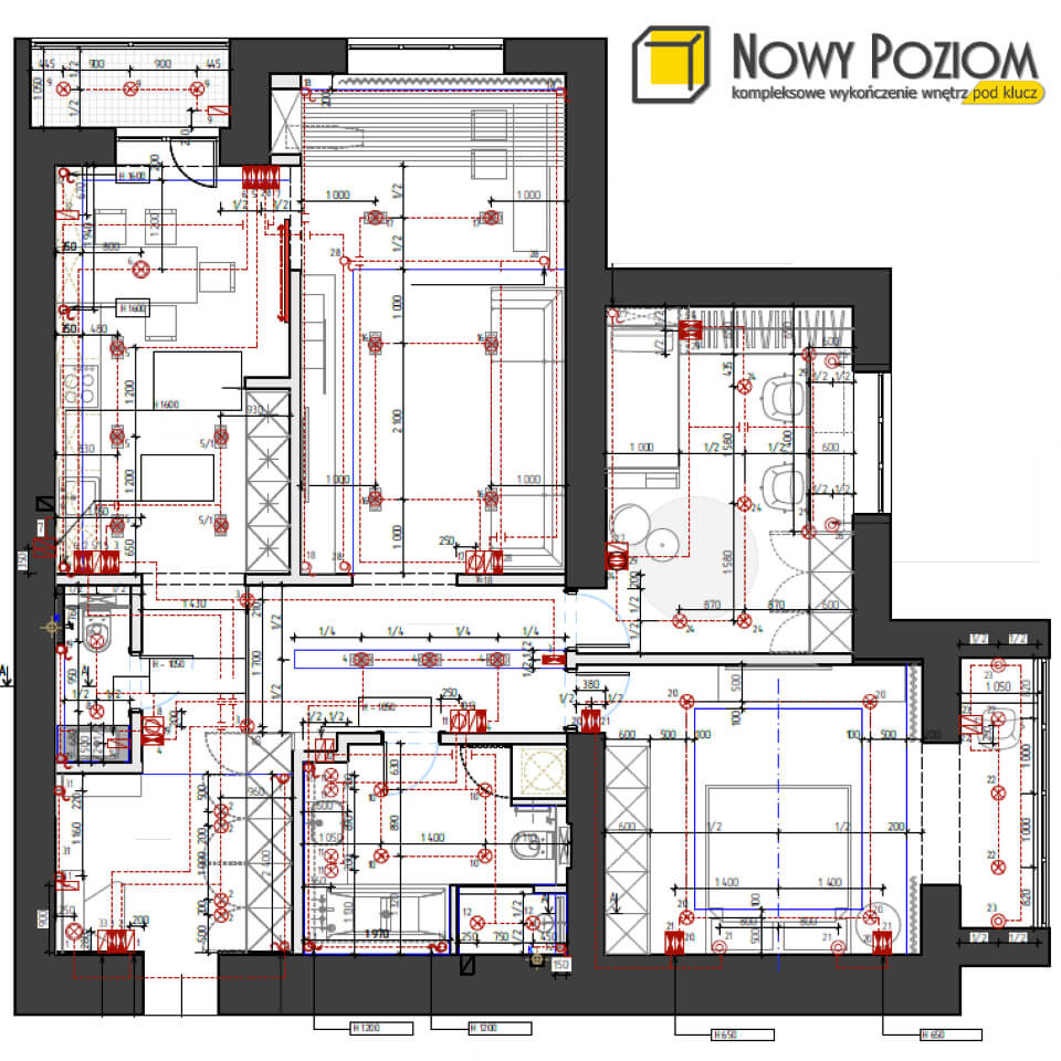 Plan architektoniczny mieszkania z naniesionymi instalacjami elektrycznymi i sanitarnymi, widok z góry, z logo firmy w prawym górnym rogu.