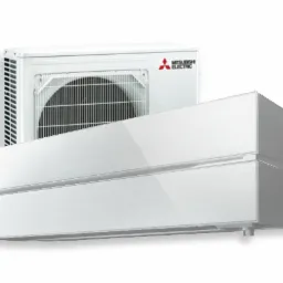 Dwa białe urządzenia klimatyzacyjne Mitsubishi Electric na białym tle, jednostka wewnętrzna z poziomymi panelami i jednostka zewnętrzna z czarną kratką wentylatora.