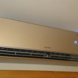 Beżowy klimatyzator marki Rotenso zamontowany na ścianie, z wyświetlaczem wskazującym temperaturę 17 stopni i subtelnym niebieskim podświetleniem.