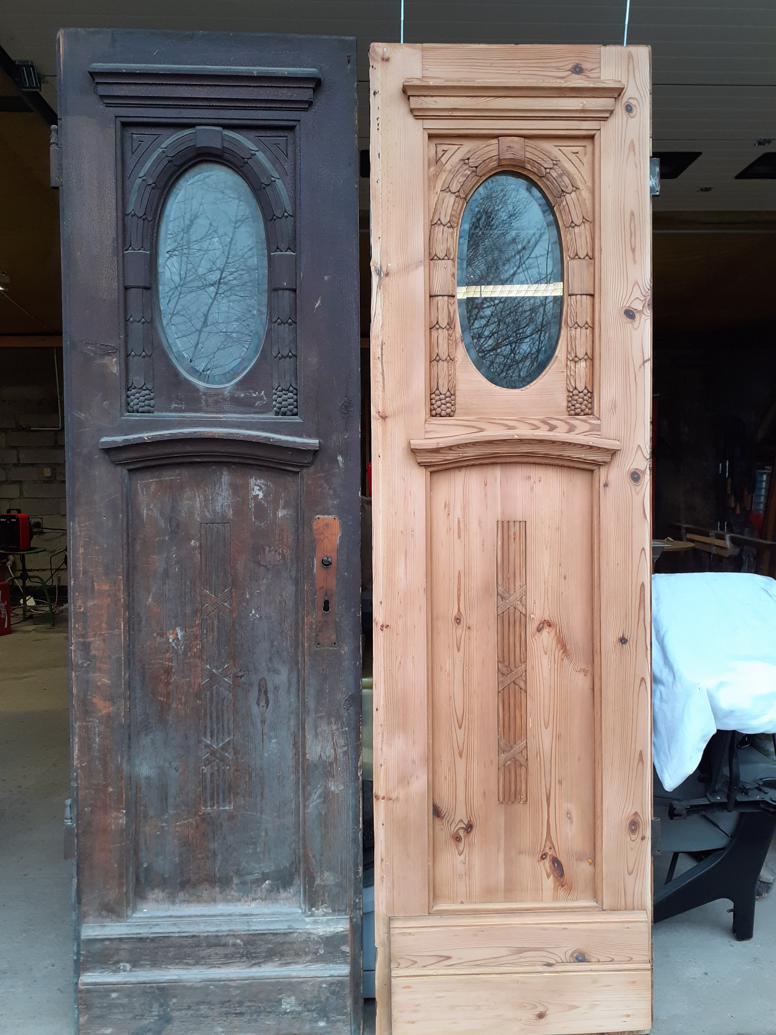 Renowacja drewnianych drzwi z owalnym przeszkleniem: drzwi przed i po odnowieniu, ukazujące różnicę w kolorze i stanie drewna.