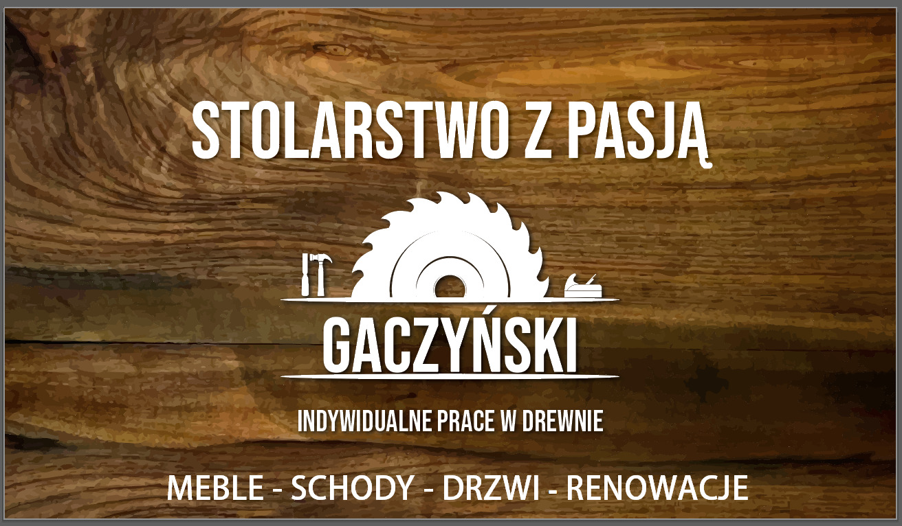 Logo firmy stolarskiej Gaczyński na tle drewna, z motywem piły tarczowej, młotka i strugu, oferującej indywidualne prace w drewnie, meble, schody, drzwi i renowacje.