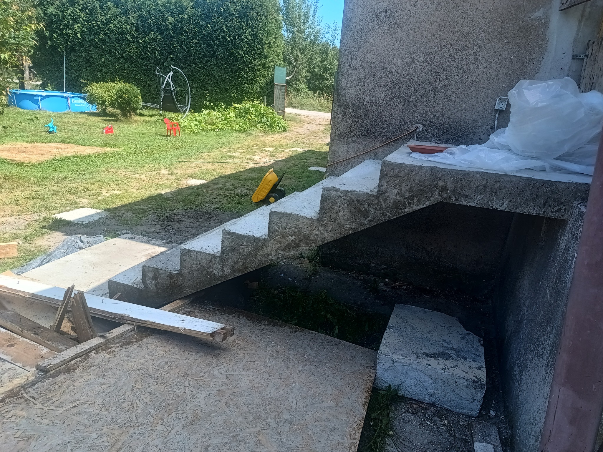 Wyry, schody proste plus spocznik.