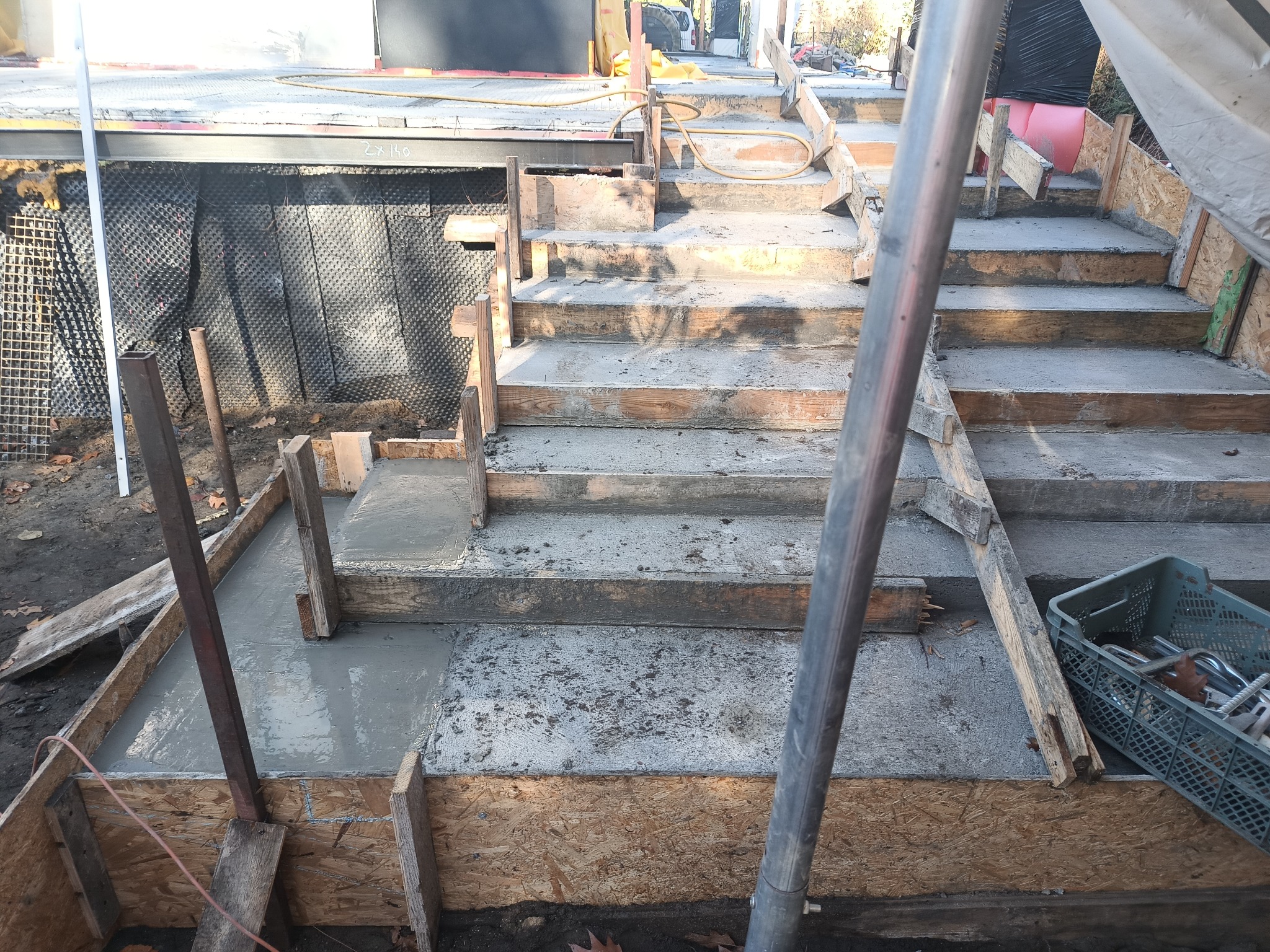 Schody z tarasu na podwórko, nieregularne głębokości stopni oraz możliwość wejścia z boku na schody.