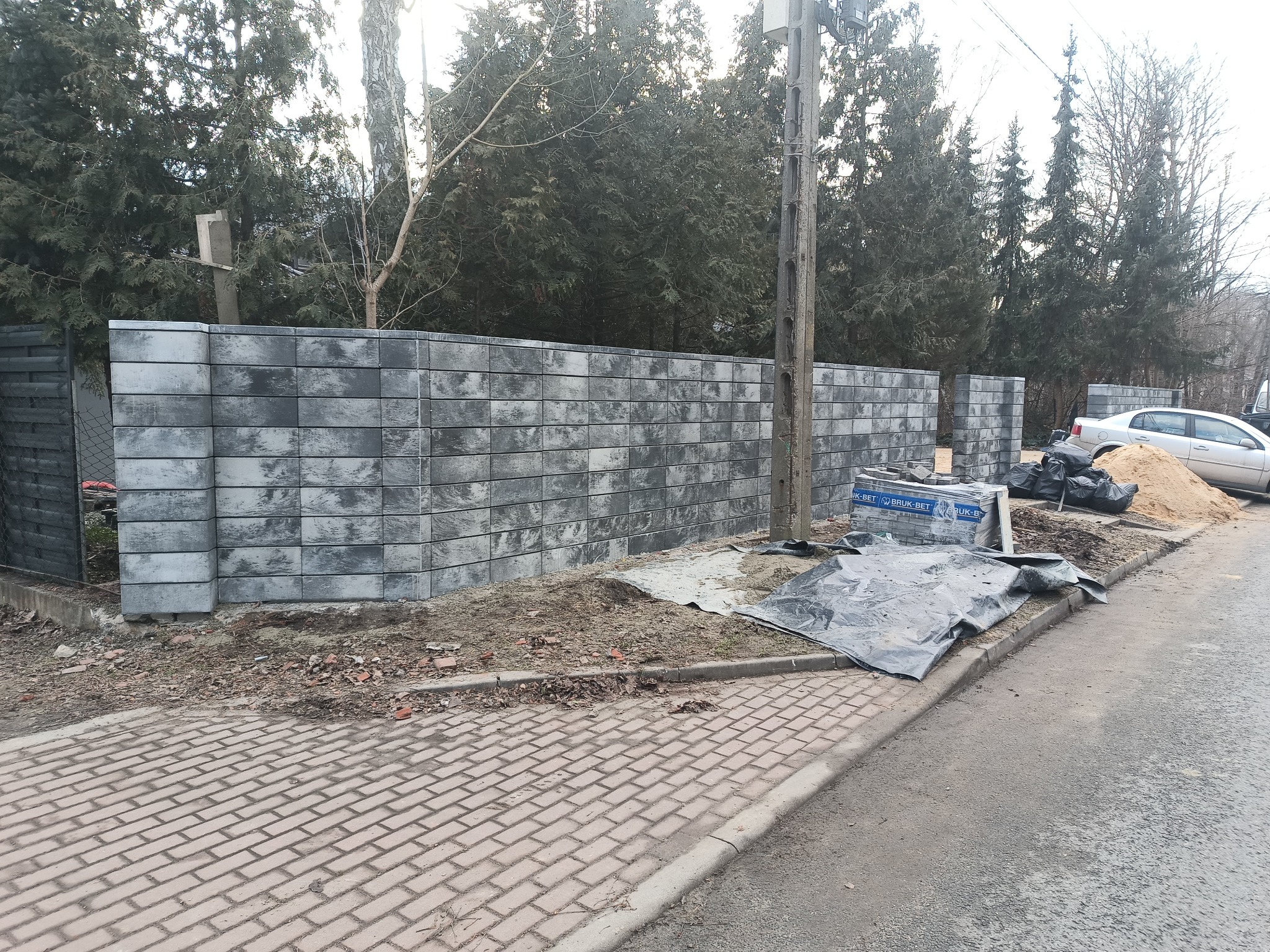 Ogrodzenie z bloczków zalewowych. Dąbrowa Górnicza 2025