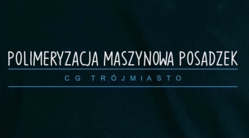 Tekst na ciemnym tle informujący o polimeryzacji maszynowej posadzek, z dopiskiem CG Trójmiasto.