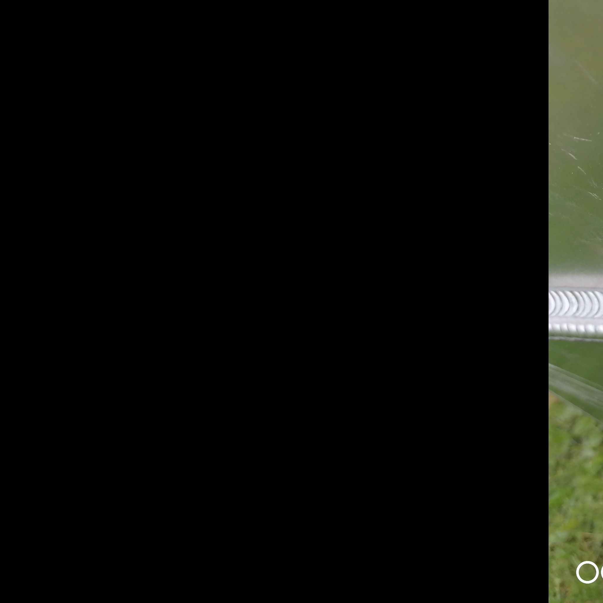 Zbliżenie na spawany szew o regularnej strukturze, widoczny na tle trawy.